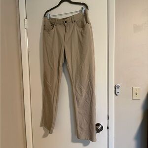 Greg Norman Collection. Stylish tan straight-leg pants. casual wear. 5 pockets